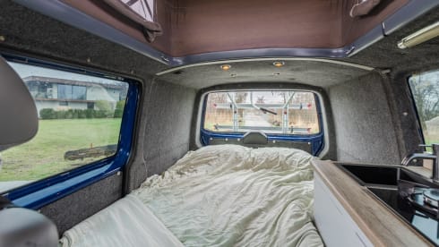 2p Volkswagen campervan uit 2003