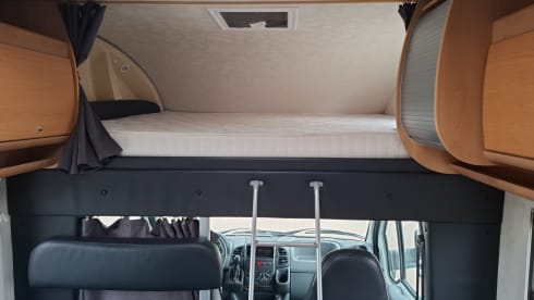 JoEliday – Spacious family camper with oven and air conditioning