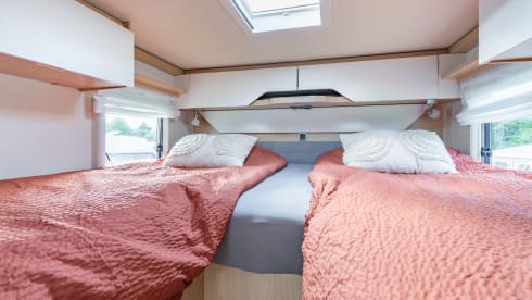 De luxe camper – 2 pers. Hymer Whiteline B600 with air conditioning semi-integrated from 2020
