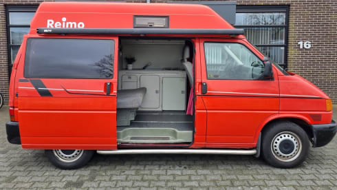 Ferrari onder de Volkswagens – 2p Volkswagen bus uit 2001