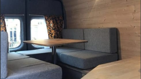 Bodhi – Comodo e spazioso Ford Transit, pronto per l'avventura.