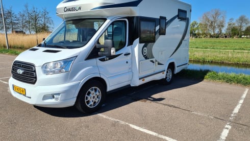 Nice 2-person Ford/Chausson 170hp manual semi-integrated 2017