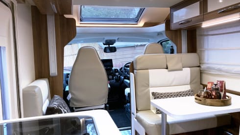 VIP 6 berth & 6 seatbelts – WiFi ✅ 2 TV's ✅ Pets ✅ Bikes ✅ Awning ✅ EU Travel ✅