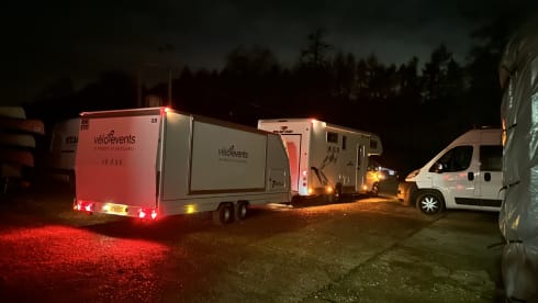 Speedy – Motorsport en Adventure - 7x7 garage en trekhaak voor 2500kg