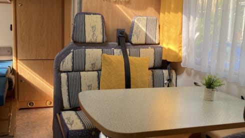 Little Miss Sunshine – Sunny spacious family camper with bed (6 persons)