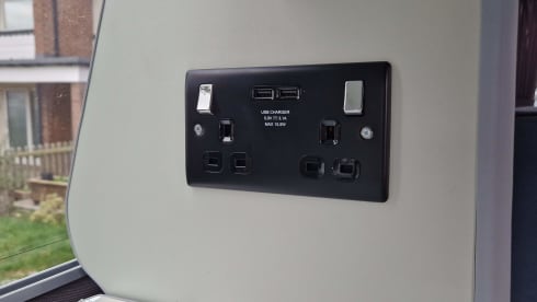 El – 2/3 berth Nissan Elgrand campervan with pop up roof
