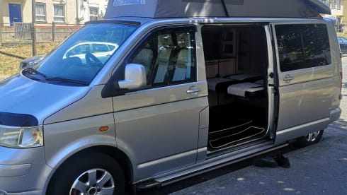 Vanessa – 4 berth Volkswagen T5 campervan 2.5 pdtdi 2007