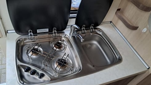 C12 – Hobby V65 Enkele Bedden Grote Garage