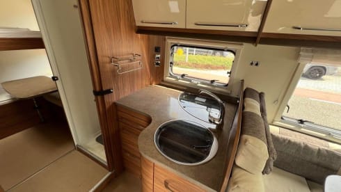 Premium integrated 5-person camper with bunk and lifting bed