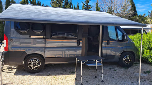 Luxury new Malibu Charming DB Skyview camper, also for off-grid