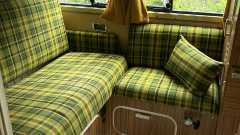 Sandy Beach Bus – 3p Volkswagen campervan from 1973
