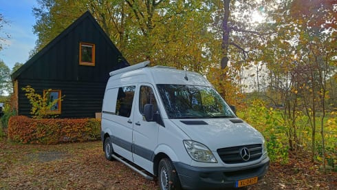 Compact camper ideal for 2 people