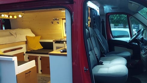 TheRedBoxCamper – 2p Peugeot campervan uit 2012