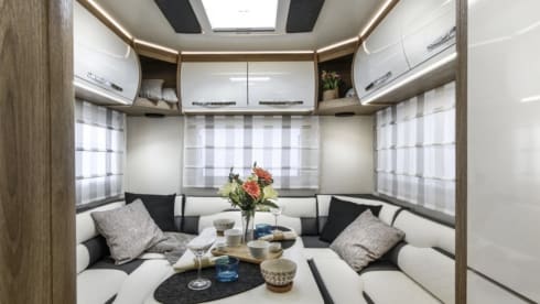 Roller Team 746 - 6 belts/overcab/ – 2023 Roller Team 6 sleeper/rear lounge 