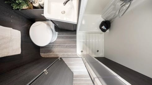 Bavarian Camper 3 – Mega-Raumwunder mit bis zu 8 Betten und großer Heckgarage