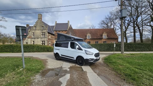 ROSA – 2023 4-person Ford campervan