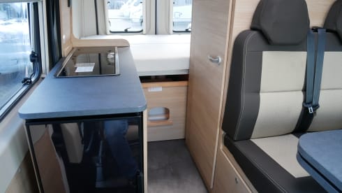 Carado 5.40 meter Buscamper, 2 sleeping - 4 seats.