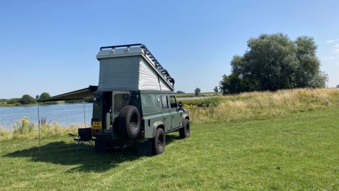 2p Land Rover Defender camper with lifting roof