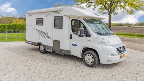 Neat 3-person camper, XXL garage, reversing camera, air conditioning