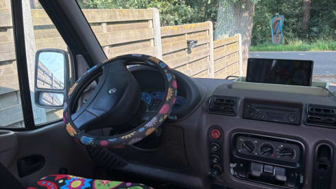 Guapa – 2p Renault bus from 2003