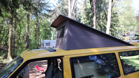 De Gele Bus – On the road with the Yellow Bus! (VW T4 from '99)