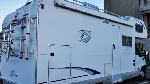 Burstner – Camper with a double bed and two singles to get around Sardinia