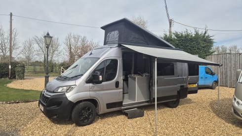 Elle2 – 4 berth Citroën Relay campervan 