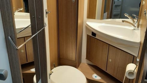 Enjoy Life – Luxury motorhome single beds + pull-down bed Carado T447