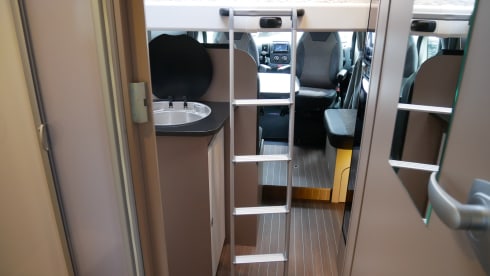 Etrusco T740, Queens- and pull-down bed, 4 sleeping- 4 seats.