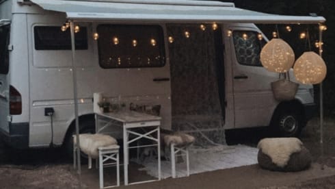 De Merrie – 2p Mercedes-Benz campervan from 1996