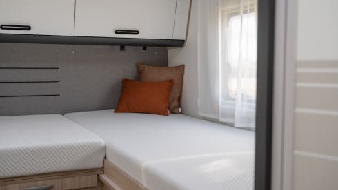 Bijna nieuwe Sunliving camper 2024 – 5p Sun Living semi-integrated uit 2024