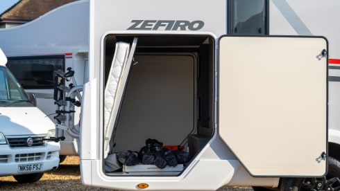 UXN – 6 berth | 3 Large Beds | Air conditioned | Zefiro 675