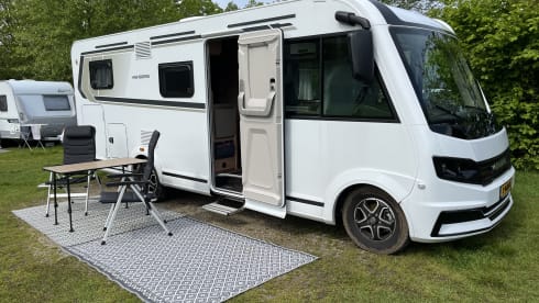 Very new and luxurious 4 person integrated camper Weinsberg CaraCore 650 MEG