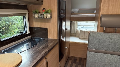 Knaus sky traweller familie – 6-person Knaus Alcove from 2017, a comfortable, excellent camper.