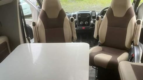 SilverBird – luxurious Adria Matrix 670SL - Located 10mins from Heathrow Airport