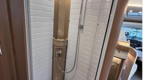 Jelle  – 4pers burstner semi-integrated with queen bed