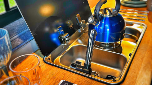 Becky – Ford Transit Custom Campervan 4 Beth 