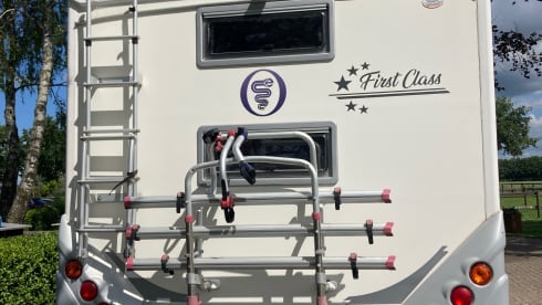 Nice, spacious alcove family camper with lots of light!