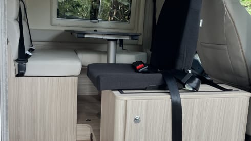 Dreamer Camp 5 – Spacious campervan for 4 to 5 people (sitting & sleeping)  
