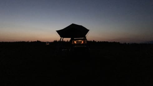 110 grijs – Land Rover Defender 110 with roof tent