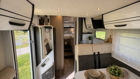 Moderne Ford Camper voor 4 Personen – Compact, Luxe en Avontuurlijk