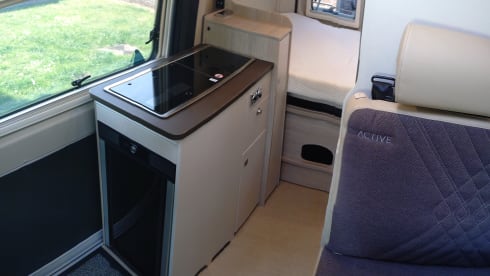 Compacte camper met fietsendrager handig voor een weekendje met 2