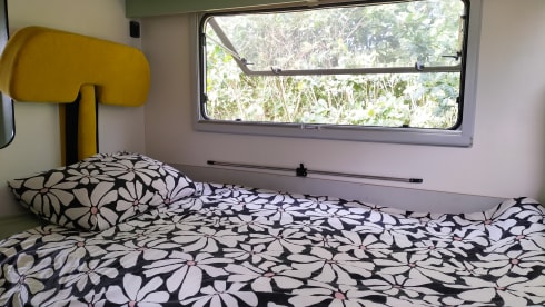 Atmospheric 5-person camper including bedding