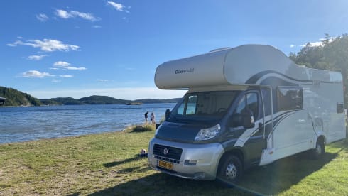De Glucksmobil! – 6 person family camper Alcove
