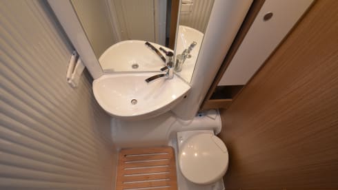 Carado V339 – Experience the freedom! (built in 2021) Compact and luxurious with all options and a queen bed 