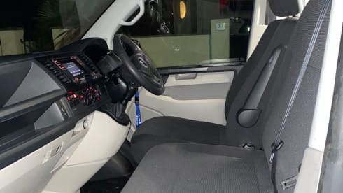 Roxy – VW T6 LWB Manual sleeps 4