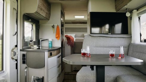Very nice 4-6p Hymer integrated from 2021