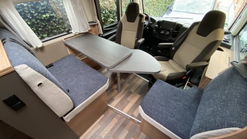 Deluxe – Integral Weinsberg Caracore 700MEG Automatic + WIFI on the road