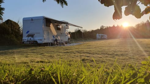Camper Kai – Relax on your journey with a luxurious Adria Sunliving alcove camper