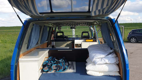 Mr. Blue Sky  – Retro VW T3 bus camper